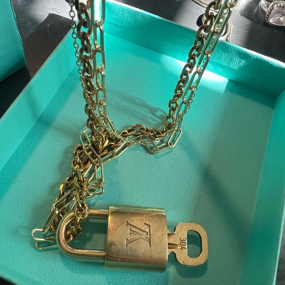LOUIS VUITTON LOCK & KEY ON NON-LOUIS VUITTON 3 chain necklace - Picture 3 of 8